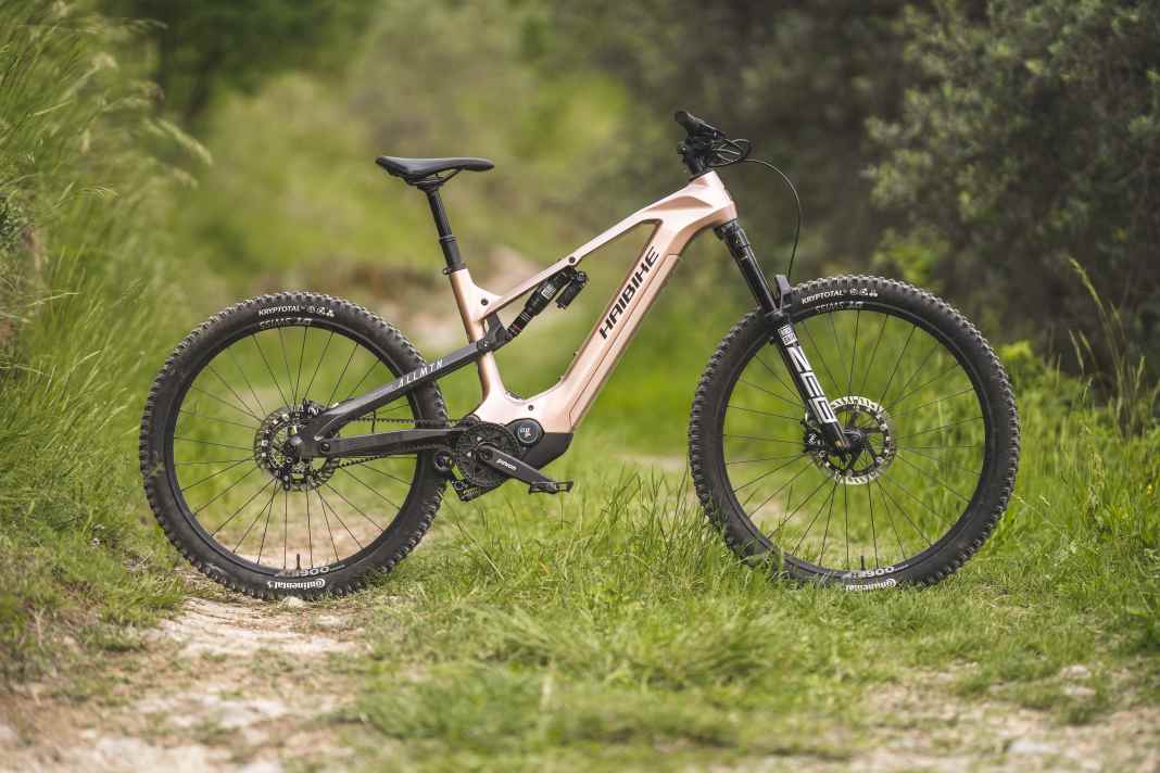 Haibike ALLMTN CF TRN/IQ // ab 8500 Euro // 800 Wh // 29/27,5 Zoll // 160 mm Federweg // 24,4 kg