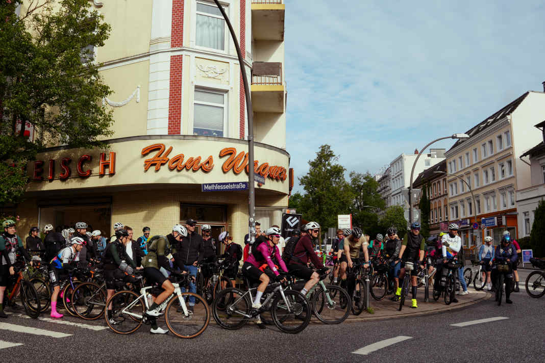 At the first edition last year, 65 ultra racers were allowed to start in Hamburg - around half of them completed the course in four days.