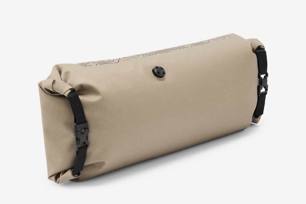 The Rockrider ADVT 900 handlebar bag 5-15 litres