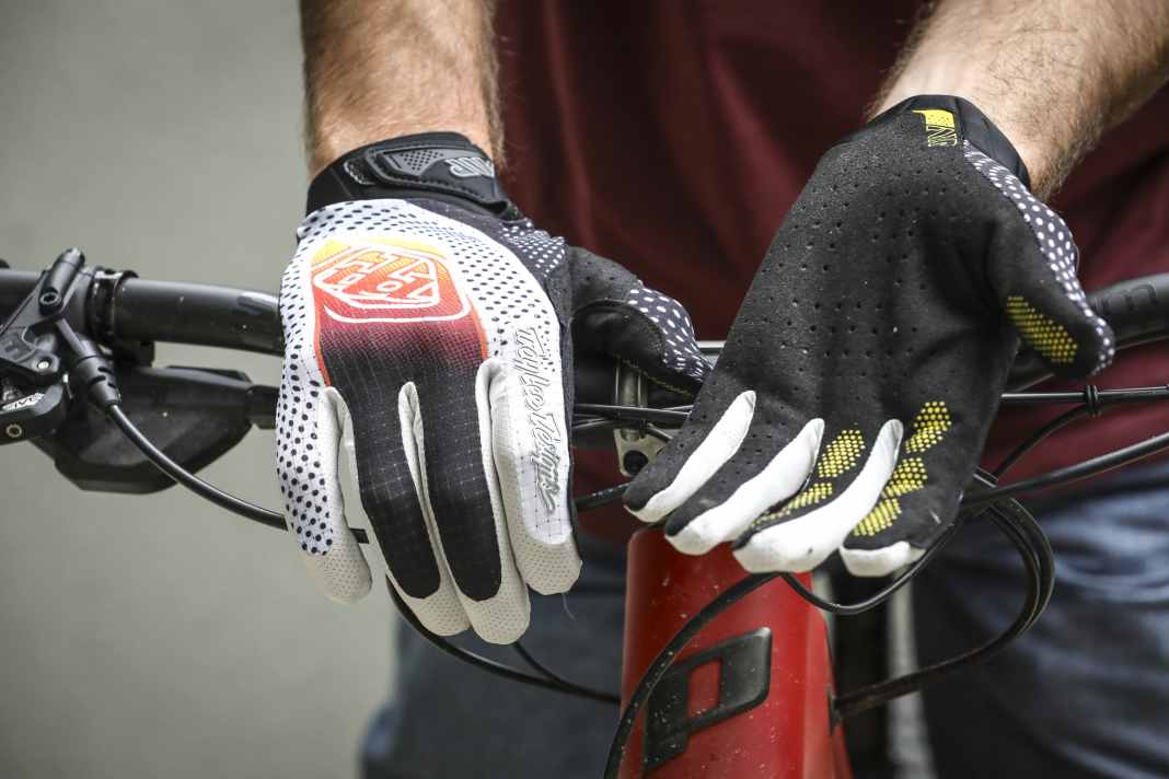Troy Lee Designs has reissued its classic Air Gloves. They are said to have become airier and more tactile. But the stylish race look has remained the same