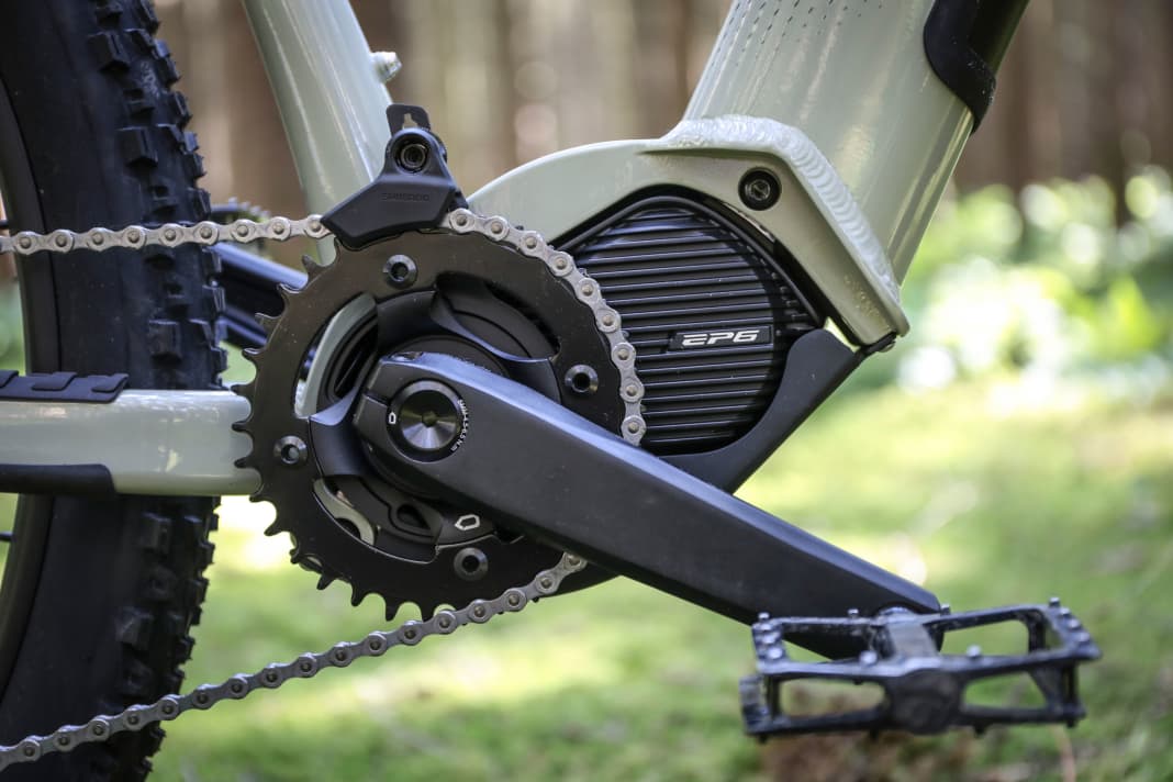 Shimano's affordable EP6 motor delivers a full 85 Newton metres, making it a good choice for affordable bikes. There is also praise for the 34 mm chainring: the gears are not too thick, even on the climbs.