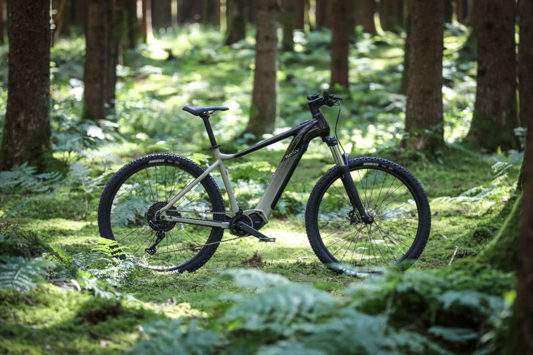 BESV TRX 1.3: Shimano EP6 // 630 Wh // 25,15 kg // 3499 Euro. Der umfanreiche Kettenstrebenschutz ist übrigens schön gelöst und in dieser Preisklasse eher selten.