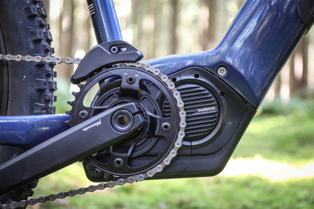 Der alte E7000 bietet nur 60 Newtonmeter und ist damit deutlich schwächer als der neuere Shimano-Spar-Motor EP6. Dafür klappert der E7000 bergab nicht.