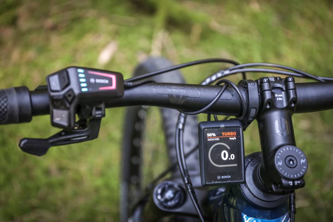 Feudal cockpit: with Bosch LED remote and Kiox 300 display, the complete Bosch command centre is clamped to the Radon cockpit.