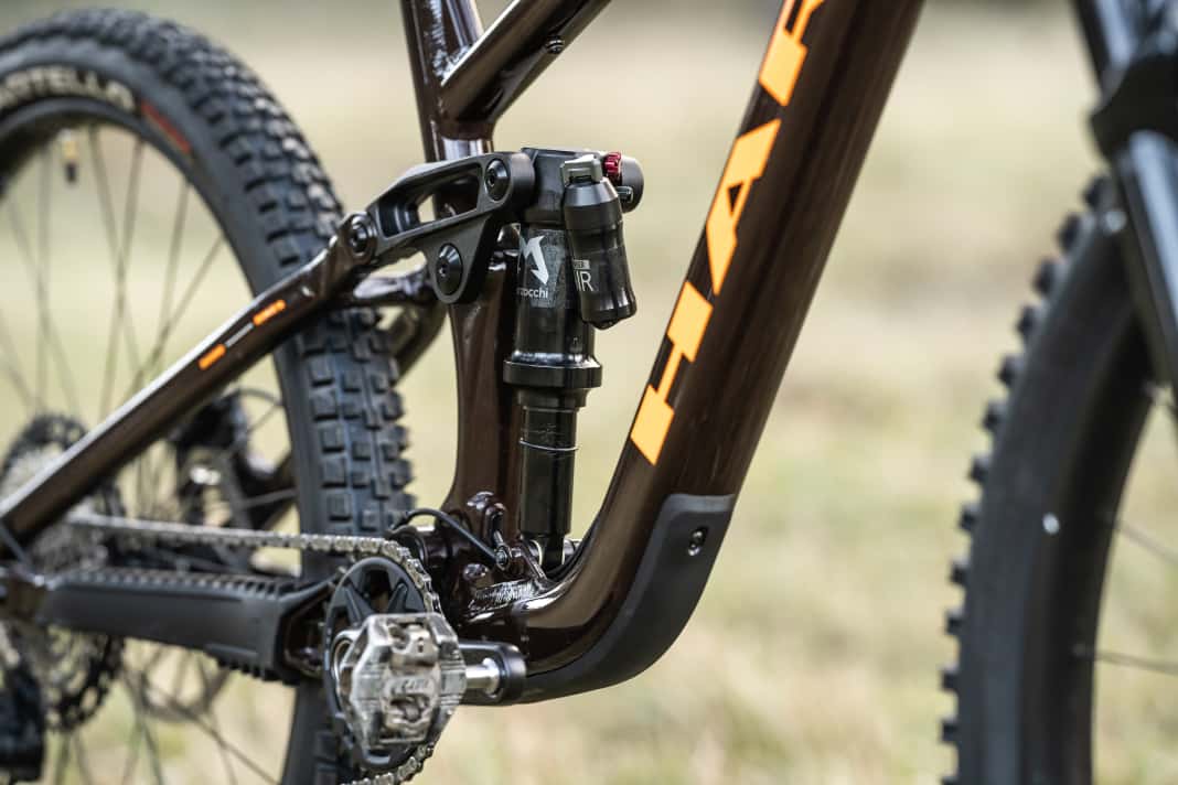 Der Marzocchi-Dämpfer verfügt über eine dreistufige Druckstufendämpfung. Leider zeigt diese nur wenig Wirkung.  Trotz geschlossener Druckstufe hätten wir uns mehr Gegenhalt gewünscht.