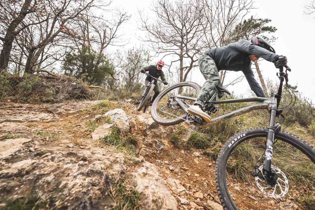 Die Downhill-Wertung geht an Privateer (vorn). Hier hält das 161 mit seiner enorm laufruhigen Geometrie und dem gelungenen Fahrwerk alle Trümpfe in der Hand. Das kompakte Greer (hinten) kann sich mit seinem herrlich verspielten Handling dafür in der Spieltrieb-Wertung einen Punktesieg sichern.