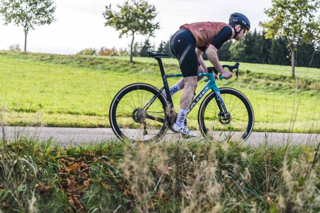 Avec le mauvais pantalon de vélo, le plaisir en selle est vite terminé. Combien peut coûter un bon pantalon de vélo et quels sont les points à prendre en compte lors du choix ? Nous vous éclairons !