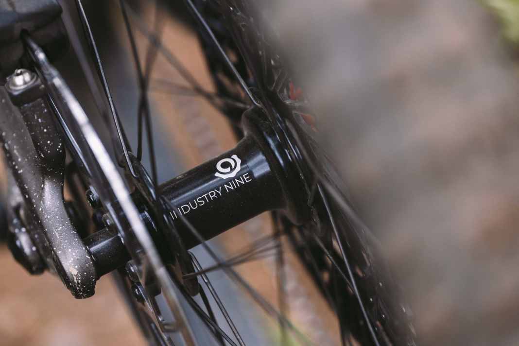 Roval meets Industry Nine. The lightweight trail wheels from Specialized's own brand are now also available with hubs from the US premium brand.
