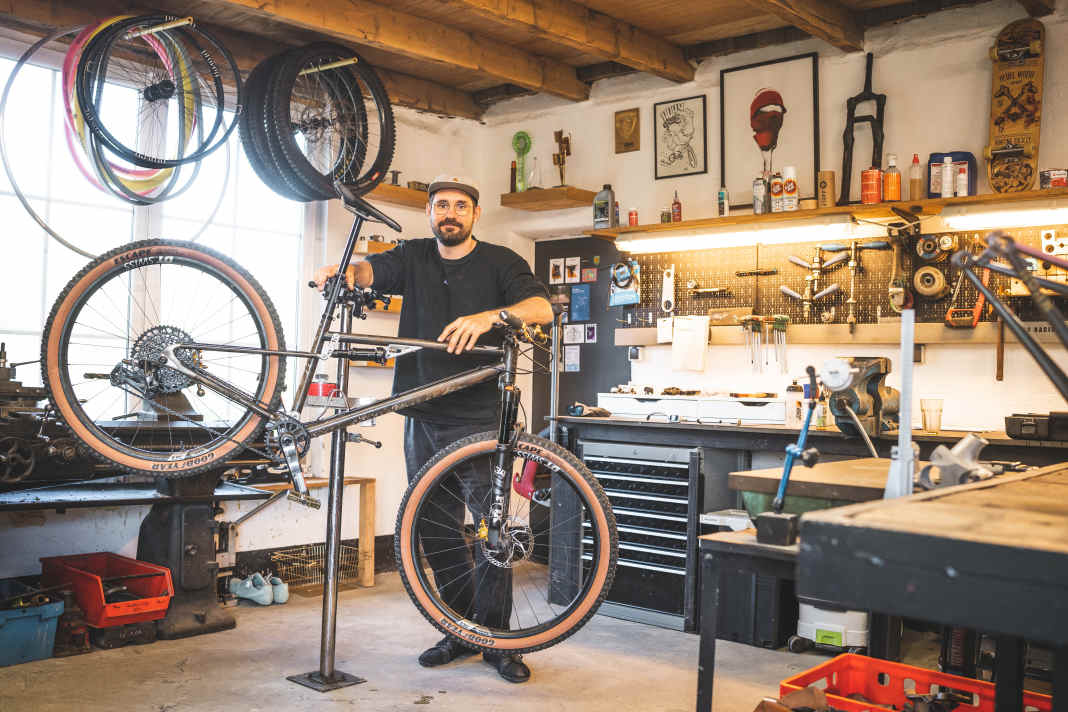 Ralf and his Chabo: The brand name Chicken is inspired by the poultry of the same name. Chickens like to dig in the dirt, but move elegantly, confidently and are resilient - just like the steel chickens from Bischofsgrün.