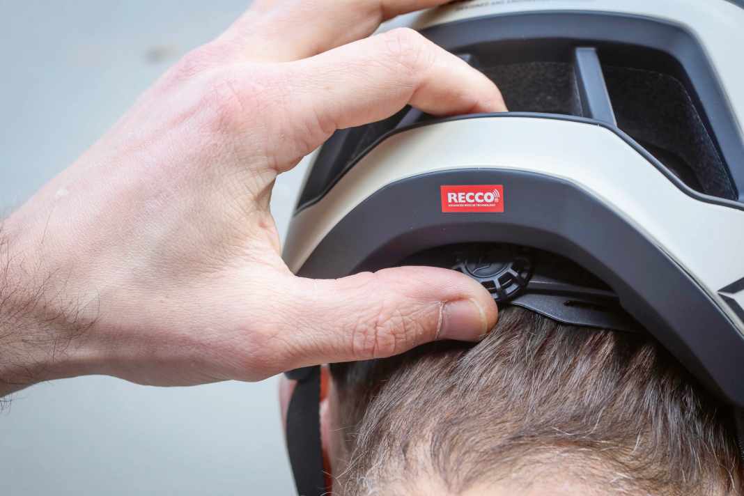 Inconvenient handling: On some helmets, the dial disappears almost completely under the helmet shell in the high setting and is almost impossible to reach.