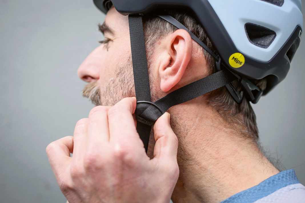 Damit der Fahrradhelm richtig schützen kann, muss er korrekt angepasst werden. Wie zeigen euch, wie das geht.