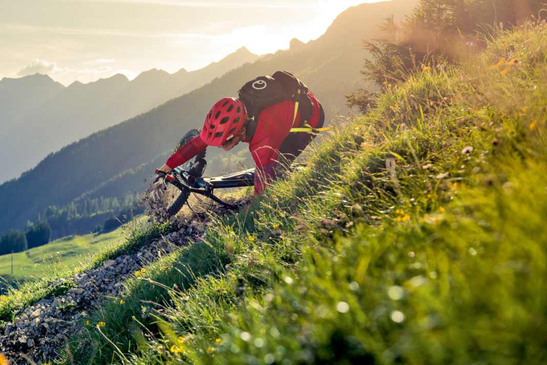 Kopfverletzungen gehören zu den  schwersten Folgen von Mountainbike-Stürzen. Wir haben 15 Helme auf Schutz und Tragekomfort getestet