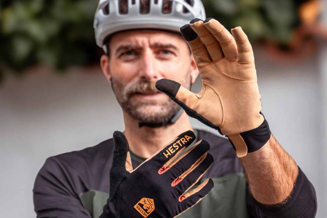 Der Ergo Grip Race Cut von Hestra setzt auf eine vorgeformte Passform mit möglichst wenig Material in der Handfläche und hervorragende Verarbeitung zum stolzen Preis.