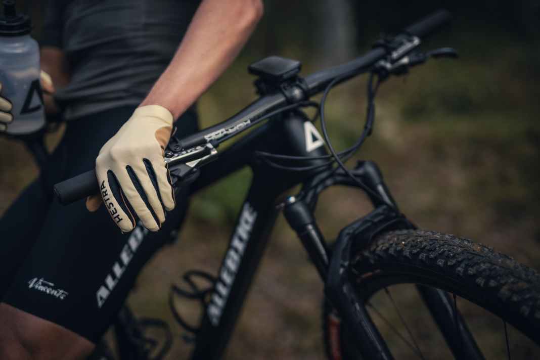 Der schwedische Handschuh-Hersteller Hestra geht mit einem komplett neuen Sortiment an Langfinger Handschuhen für den Mountainbike-Einsatz an den Start. Darunter: leichte Modelle sommerliche Race- und Touren-Einsätze.