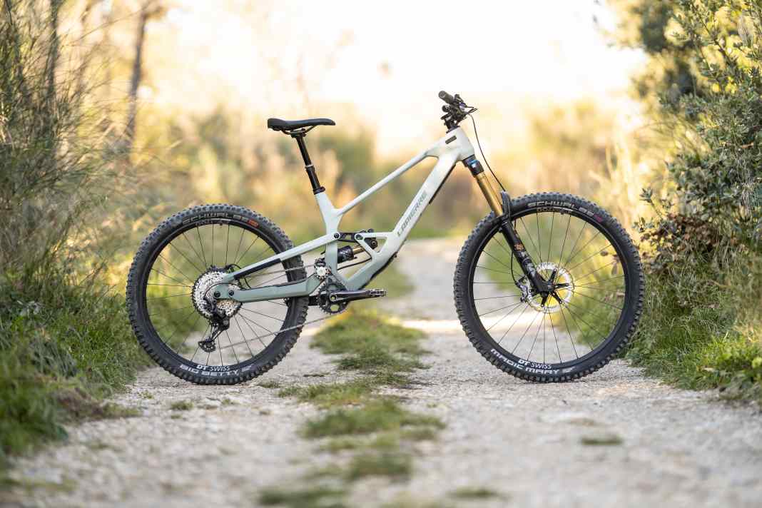 The key data of the Lapierre Spicy 8.9: 16.2 kg / 180/180 mm travel / 29"/27.5" / 6999 euros / carbon frame