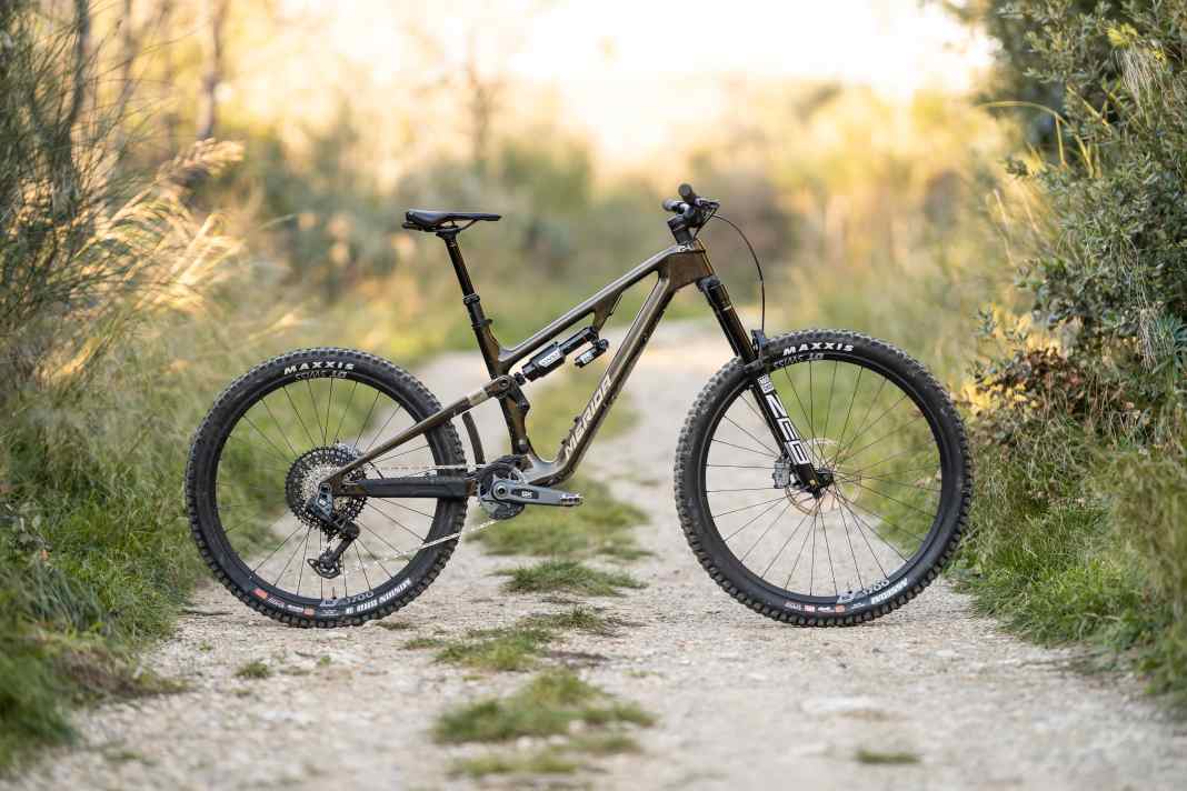 The key data of the Merida One-Sixty 8000: 15.6 kg / 170/170 mm travel / 29"/27.5" / 7899 euros / carbon fibre