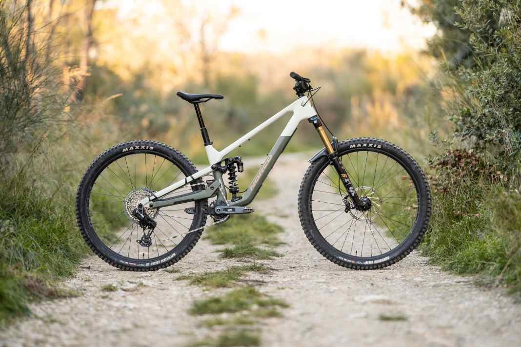 All key data on the Norco Sight C1: 15.7 kg / 160/150 mm / 29" / 8499 Euro / Carbon
