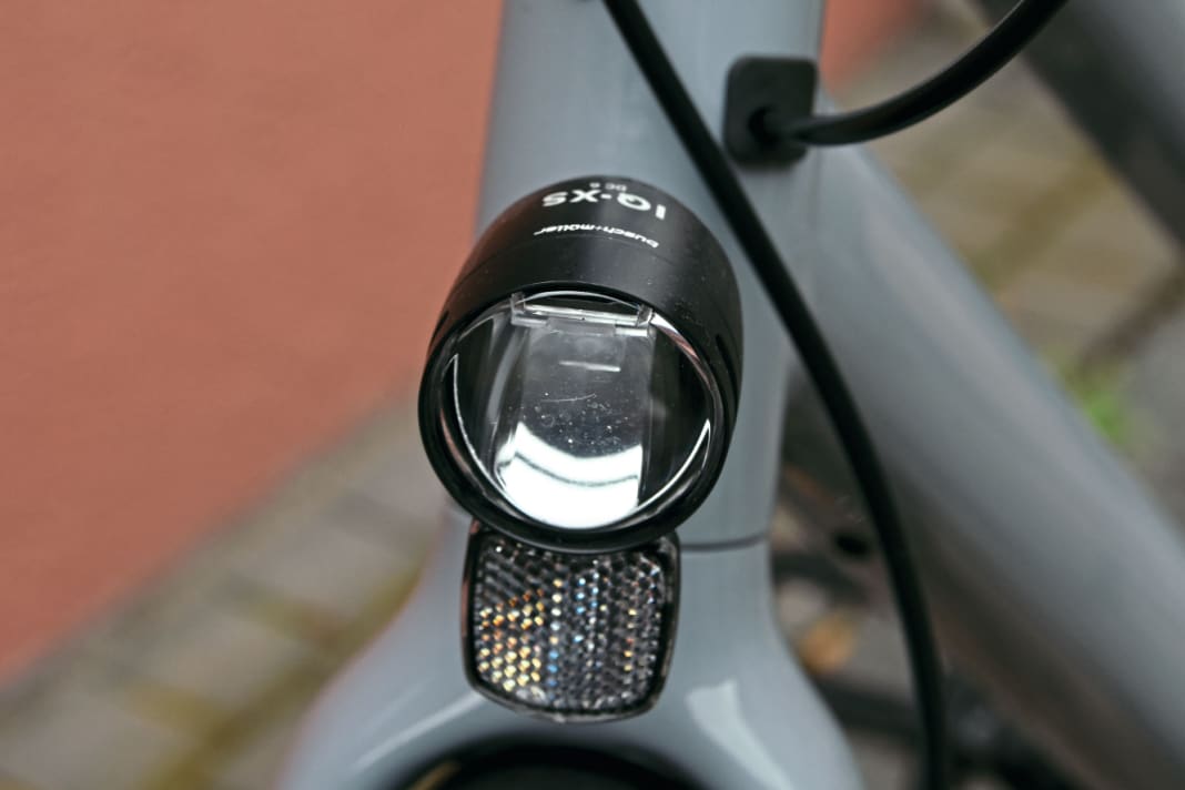 Reliable technology: the Busch & Müller IQ-XS front light on the Ampler.