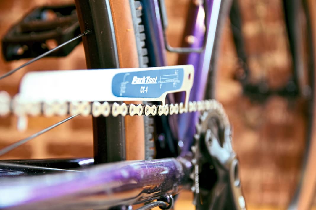 Wear gauge - Simple, effective tool: The two rear pins are firmly inserted into the chain for measuring. If the front one falls halfway or completely into the eyelet, the chain is almost or completely worn.