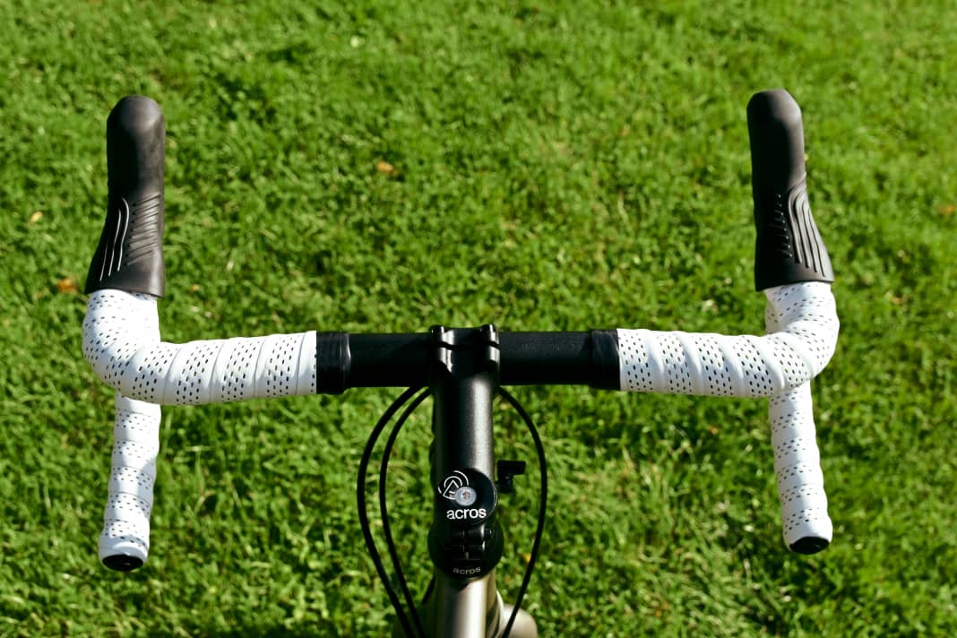 Traditioneller, aber breiter Dropbar: Mit null Flare sind Griffweite an Unterlenker und den Bremsgriffen identisch. In beiden Positionen reicht der Hebel aus, um das Vorderrad sicher im Griff zu haben.