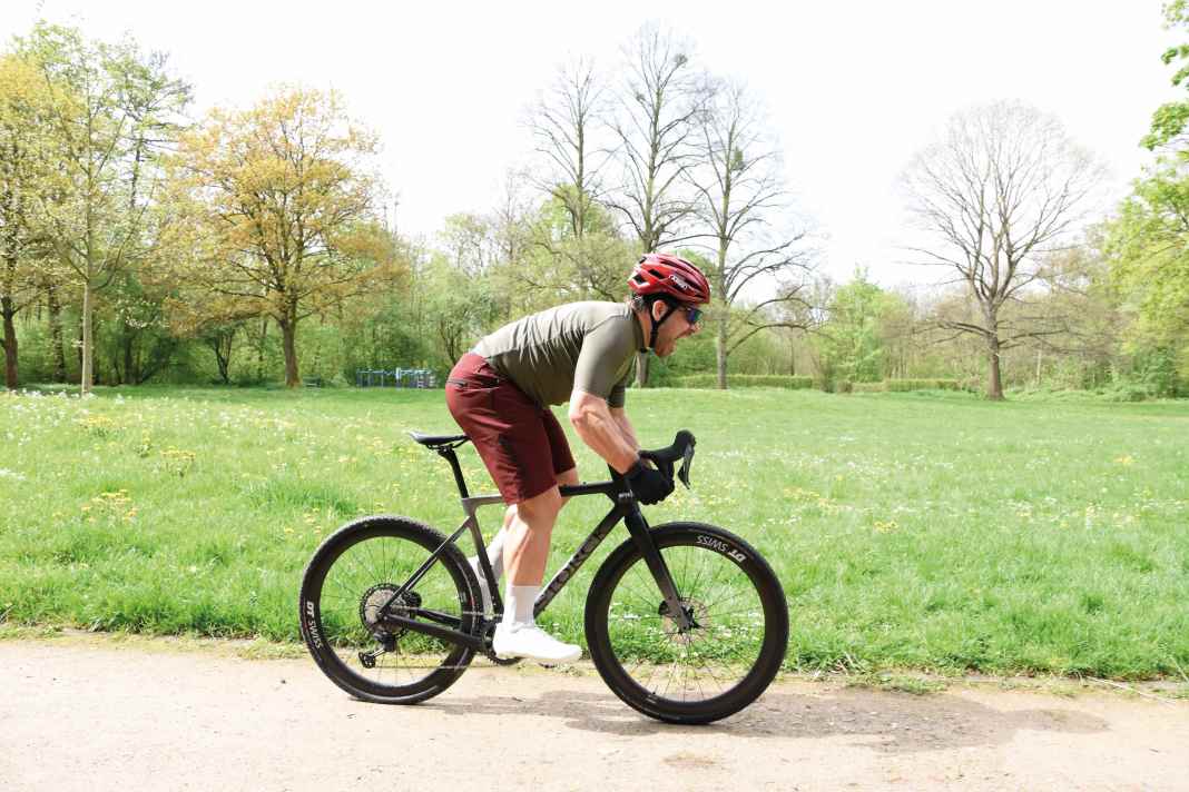 (E-)Gravelbikes im direkten Duell: Das Storck Grix.2 Comp vs. ...