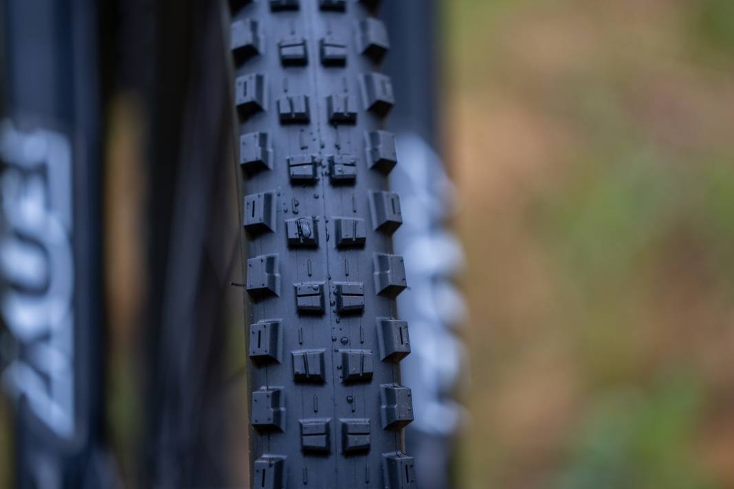 The new Maxxis tyre no longer has anything to do with the profile of the Highroller II. The lug design has been completely redeveloped.