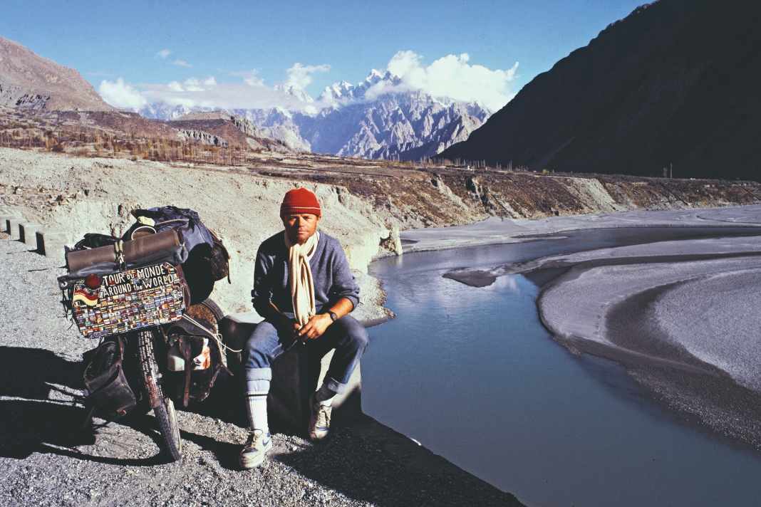 Heinz Stücke war 51 Jahre auf Weltreise. Rund 648.000 Kilometer legte er dabei zurück und besuchte 211 Länder. Jetzt ist der Weltenbummler im Alter von 86 Jahren verstorben.