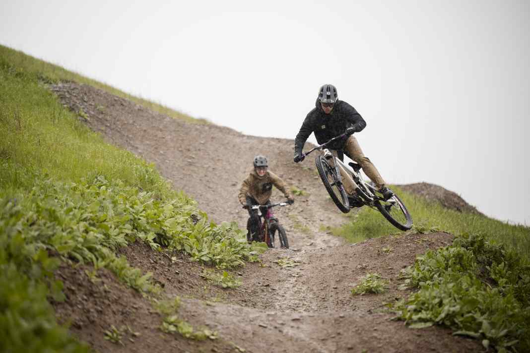 Nass, kalt oder im schlimmsten Fall beides auf einmal - wenn das Wetter mal wieder nicht mitspielt, soll euch die neue Elements-Kollektion von Leatt den Trail-Tag retten
