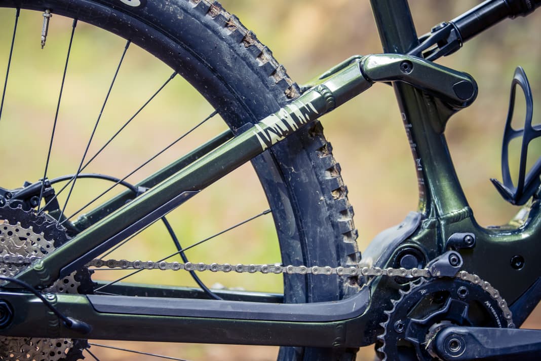 Ein umfangreicher Schutz von Ketten- und Sitzstrebe sollte Klappern bergab verhindern. Die Kettenstreben sind mit 451 Millimetern nicht sehr kurz für ein Light-E-MTB.