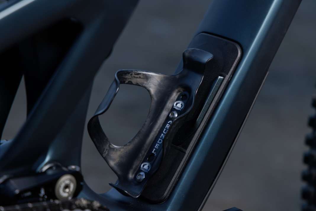 Much more than the new look, however, there is a lot of innovation in the details of the new bikes. Starting with the storage compartment in the down tube. Ripley and Ripmo riders can now transport snacks or tools hidden in the bike.