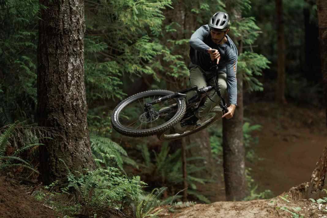 By all-mountain standards, the Ibis Ripmo has more downhill potential than almost any other bike in this category. The key data: 160 millimetres on the fork, 150 millimetres on the rear triangle and 29er wheels.