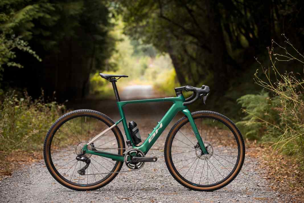 A 630 Wh battery plus a 180 Wh XPro range extender add up to 810 Wh. With 50 mm of tyre clearance and numerous mounting points, the iGravelX is designed for long tours and  bike packing. Prices range from 3,699.90 to 6,999.90 euros.