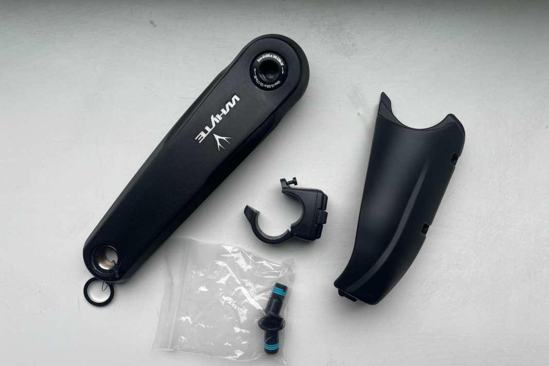 Bislang gibt es neben einem kaputten Hinterrad einen gebrochenen Mini-Remote, eine verbogene Kurbel und ein zerborstenes Motor-Cover zu beklagen. Im Bild sind die Ersatzteile zu sehen.