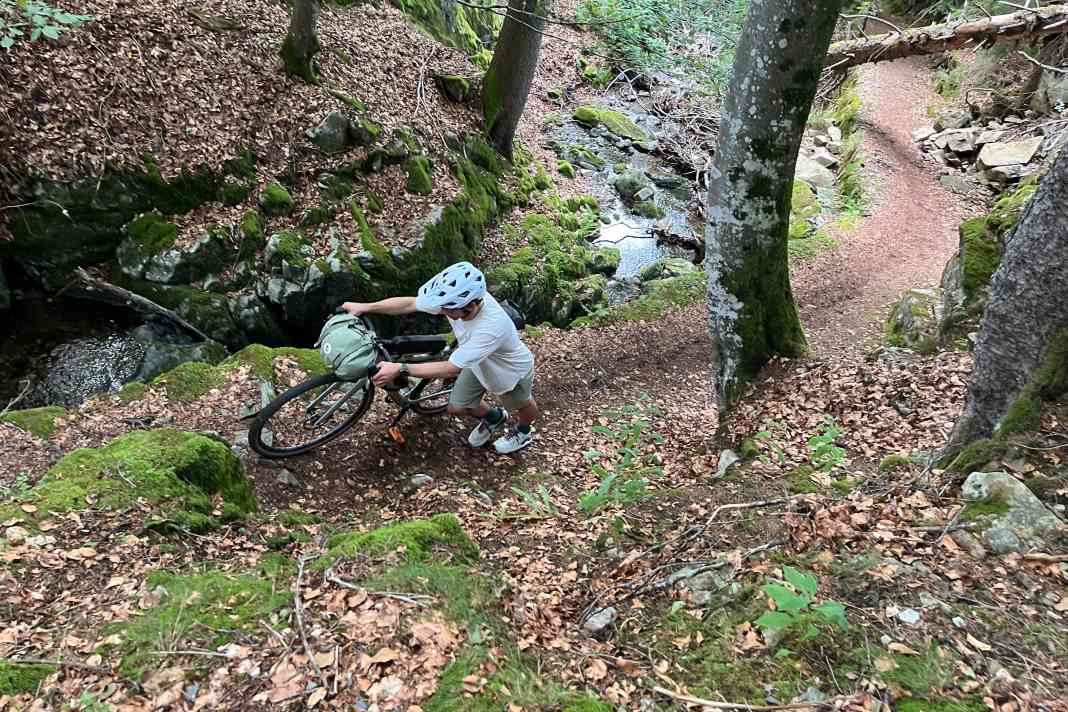 Im Schwarzwald geht’s steil bergauf. Hier irgendwo zwischen Münstertal und Feldberg.