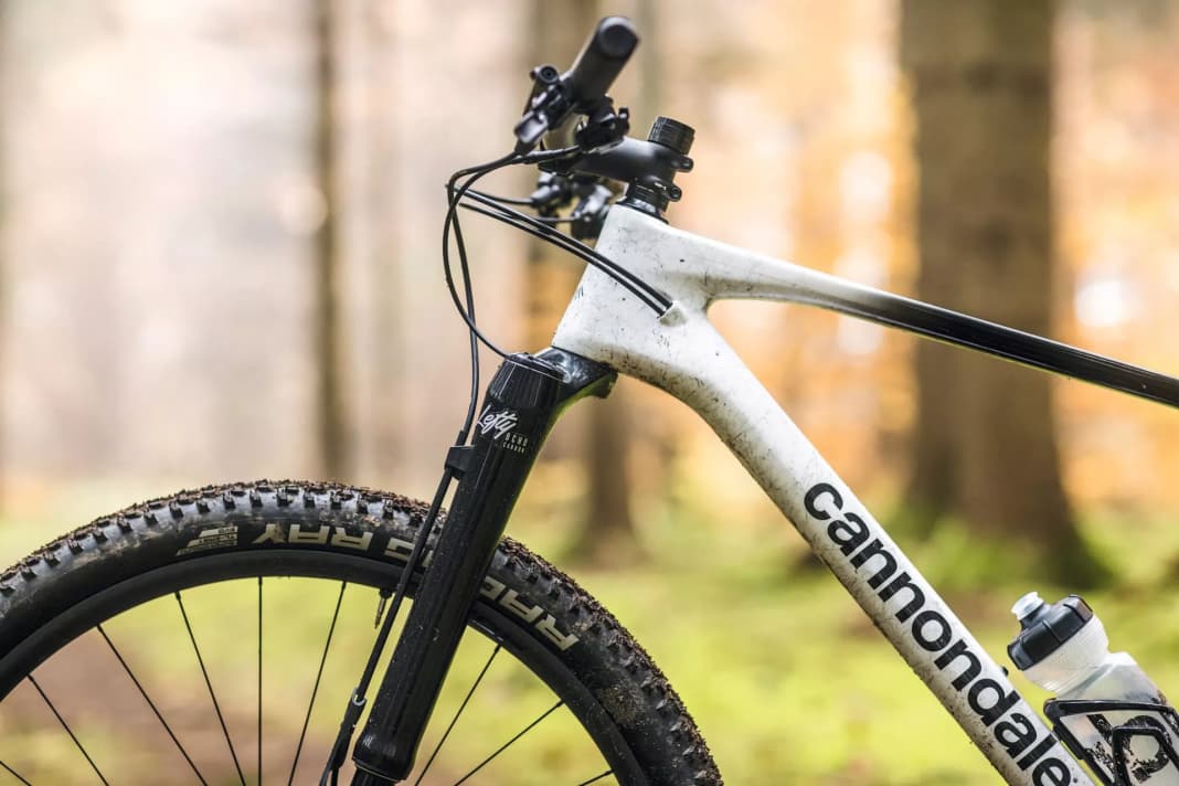 With a long fork offset, the Lefty Ocho Carbon compensates for the flat front on the Cannondale Scalpel HT.  
