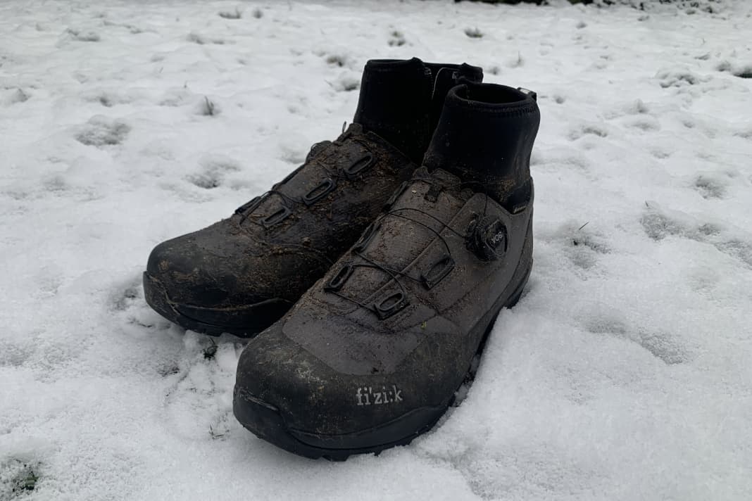 Der Schuh kam passend zum einsetzenden Winter in Bayern. Sauwetter, Schneematsch, Temperaturen weit unter Null am Gipfel. Da frieren Füße schnell zu Eisklumpen. Mit dem Fizik blieben sie aber über Stunden warm. Trotzdem ist der Schuh nicht ganz perfekt.