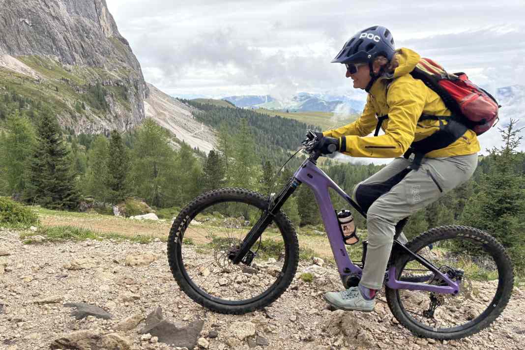 Es wird anspruchsvoller. Doch auch auf den gerölligen Dolomiten-Trails bergauf...