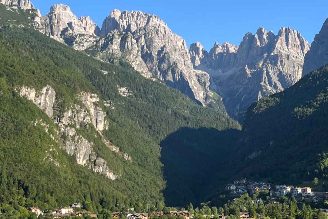 Am Ufer des Molvenosees zu Füßen der Brenta Dolomiten hat das BIKE Women Camp auch 2025 seine Zelte aufgeschlagen.