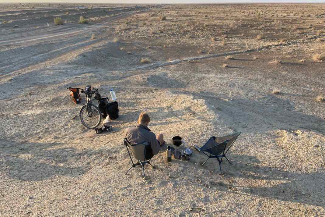 Leichtes Gepäck dank Titan Geschirr: Kocher und Topf von Soto sind beim Bikepacking-Abenteuer in entlegene Gebiete sinnvolle Begleiter.