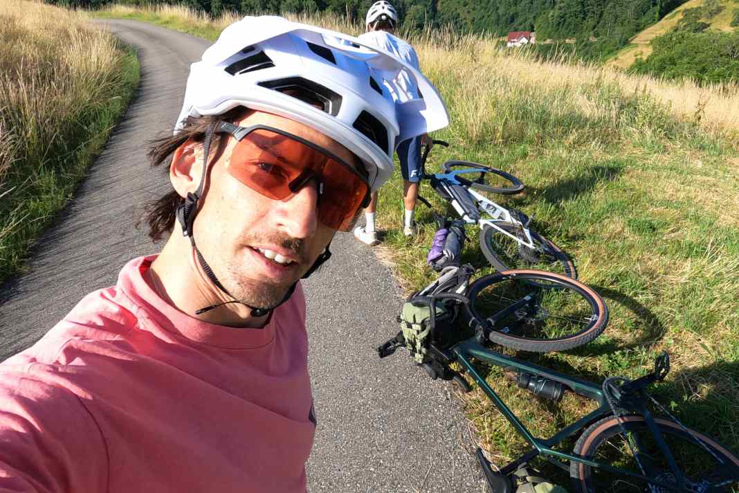 Dimi ist hüftsteif, muss pausieren. Das kann passieren in der Altersgruppe Ü50 bei langen Anstiegen. Da wundert sich das junge Brüderlein.