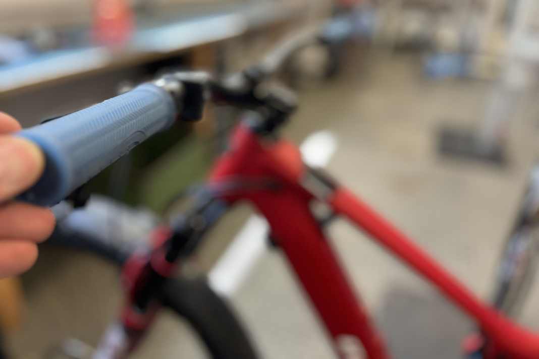 Newmen Vari Grip system and grips: Adjustment is made via two threaded pieces laminated into the handlebars and grips.