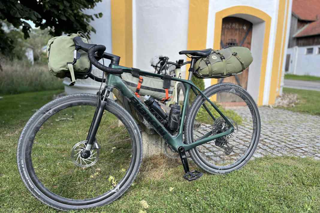 Looks like a lot of storage space... but the bags are full and bulging in no time. The sleeping bag alone fills the arse rocket - there's still room for a few socks etc., but there's not much more. Two water bottles are advisable. | Photo Laurin Lehner