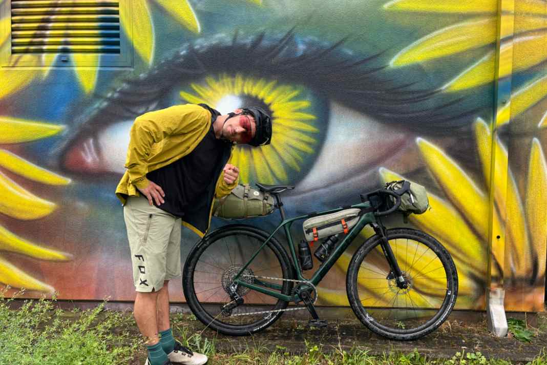 What are you looking at? Machine and pilot: Laurin with his Bianchi Arcadex Pro.