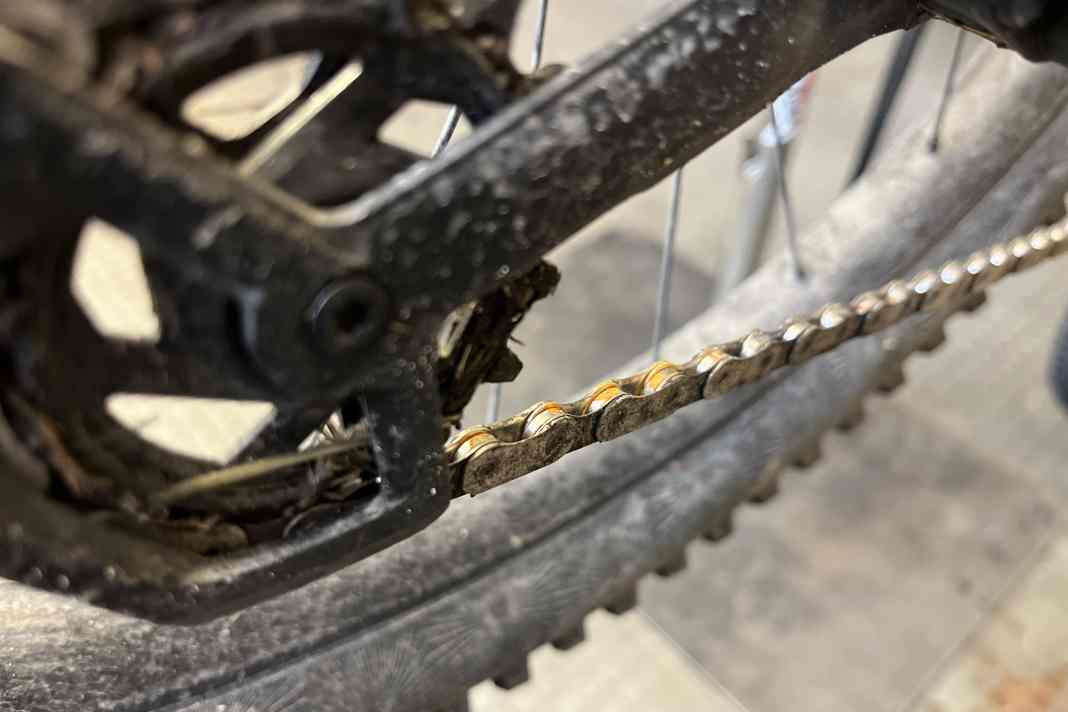 Oha: Hier ist Pflege gefragt. Checkt das dreckige Schalträdchen, die trockene Kette inklusive Flugrost.