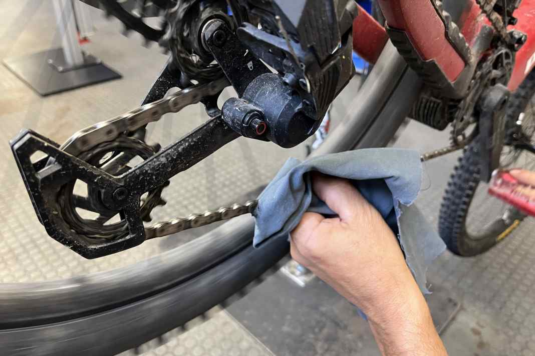 The coarse residues must be removed first. A cloth is ideal.