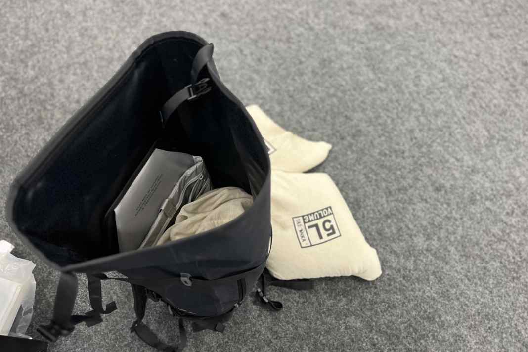 Nous ne nous sommes pas fiés aux indications de volume, mais nous avons rempli les sacs à dos avec des sacs spécialement remplis.