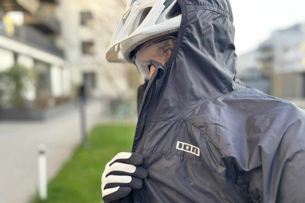 Wind and cold outside, body heat inside: the Ion MTB Shelter Lite. Now reduced from €150 to €105.