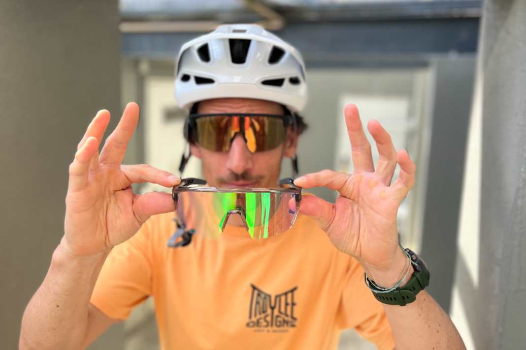 Im Gesicht: Die maßgeschneiderte "The Shyft" aus dem 3D-Drucker. In der Hand die "The Blade" von der Stange.