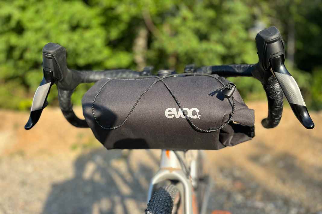 The Handlebar Pack WP 5 with BOA fastening in action. Easy to spot: the side roll-top fastening. Unfortunately, it gets quite tight when holding it from below.