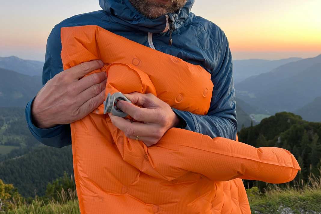 Mensch Stefan, das geht einfacher. Den Ventildeckel ins Ventil stecken,  siehe nächstes Foto.